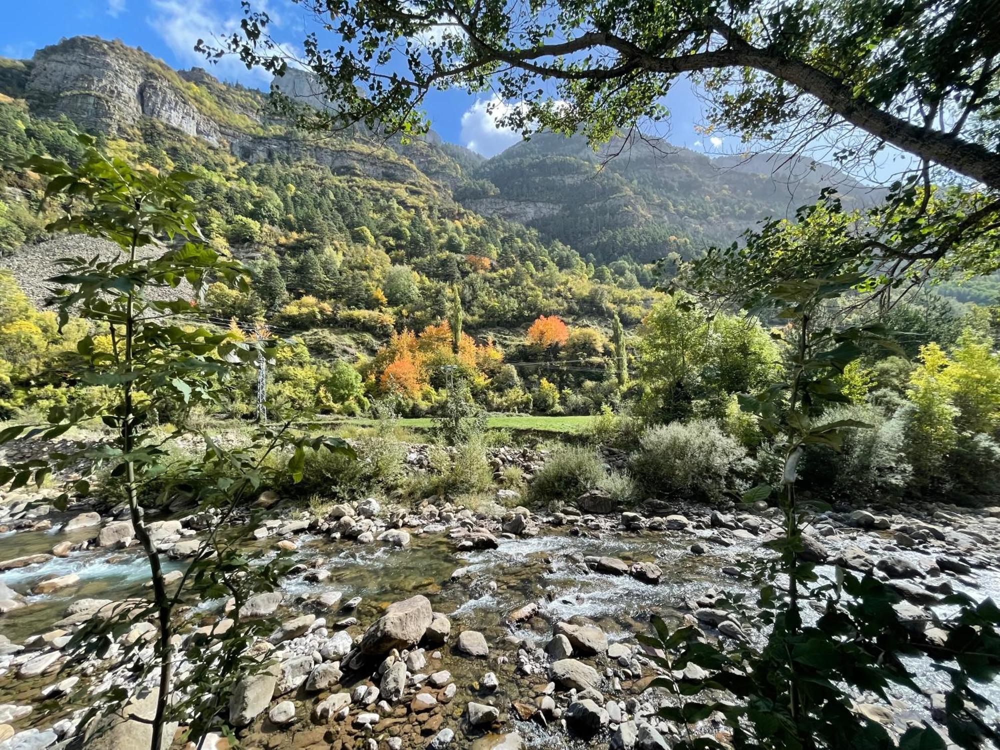 Calmfranc Atico Abuhardillado Con Vistas Al Rio Y La Montana Avistamiento De Ciervos En Canfranc Pueblo Luaran gambar