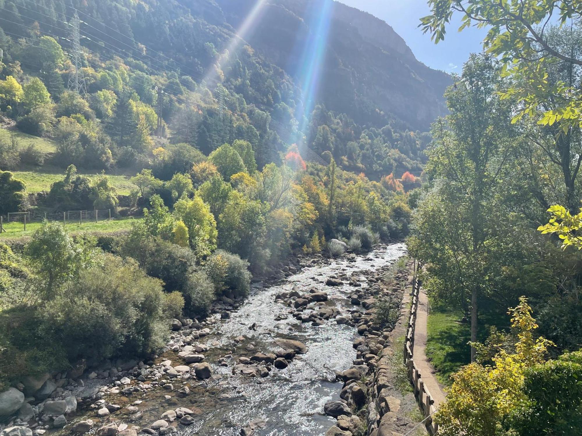 Calmfranc Atico Abuhardillado Con Vistas Al Rio Y La Montana Avistamiento De Ciervos En Canfranc Pueblo Luaran gambar